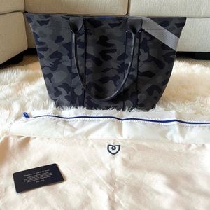 Rothy’s essential tote in camo